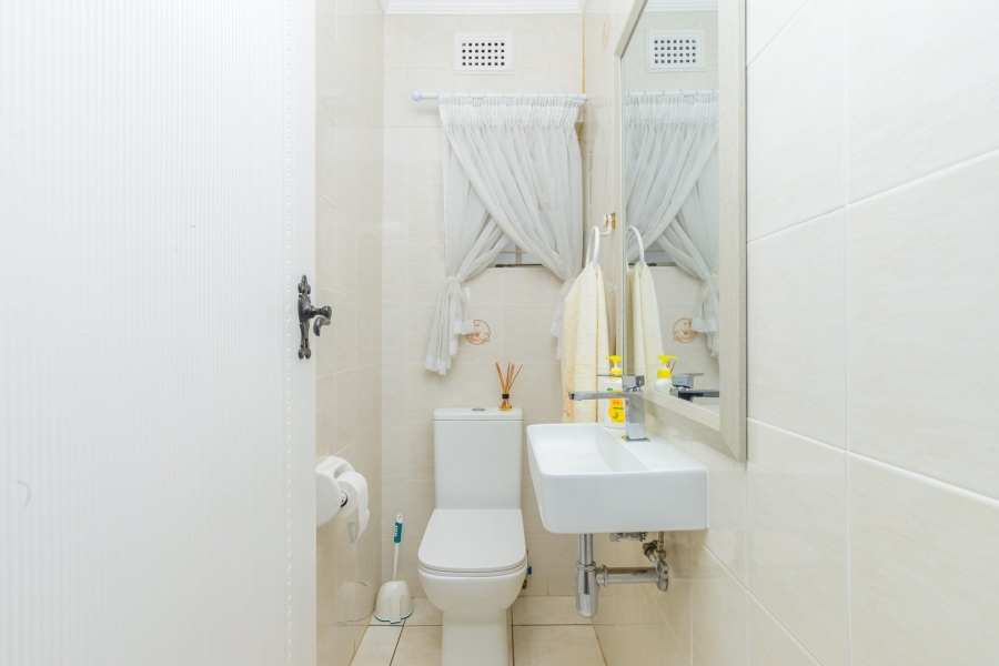 5 Bedroom Property for Sale in Cowies Hill KwaZulu-Natal