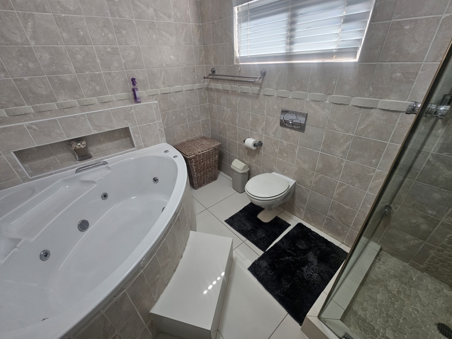 6 Bedroom Property for Sale in Willard Beach KwaZulu-Natal