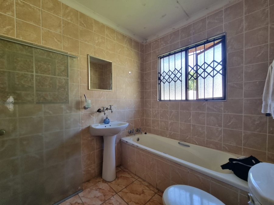 5 Bedroom Property for Sale in Uvongo KwaZulu-Natal