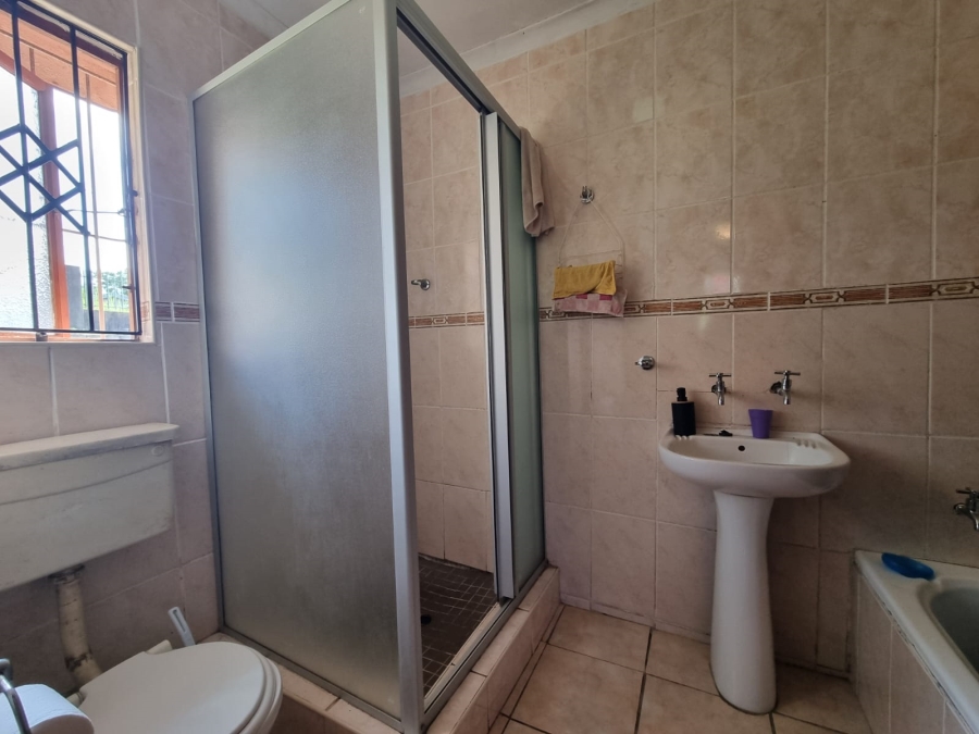 5 Bedroom Property for Sale in Uvongo KwaZulu-Natal