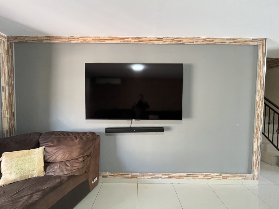 3 Bedroom Property for Sale in Northcroft KwaZulu-Natal