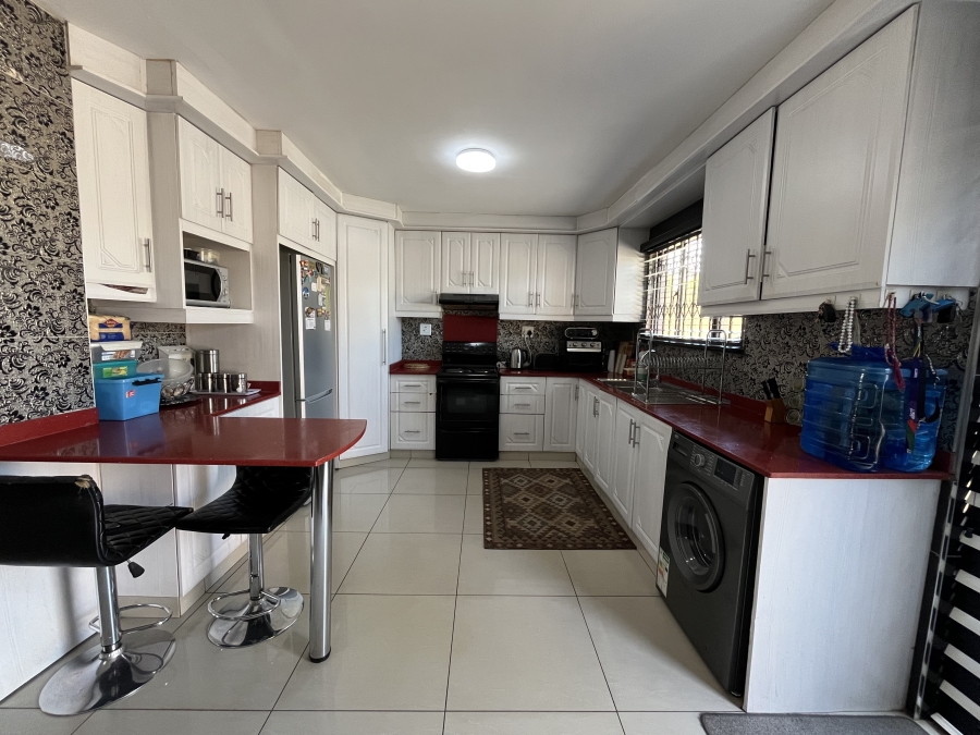 3 Bedroom Property for Sale in Northcroft KwaZulu-Natal