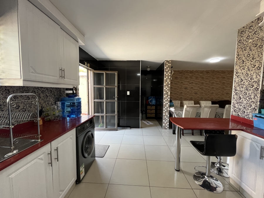 3 Bedroom Property for Sale in Northcroft KwaZulu-Natal