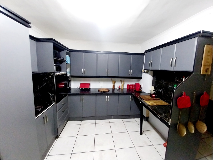 6 Bedroom Property for Sale in Uvongo KwaZulu-Natal