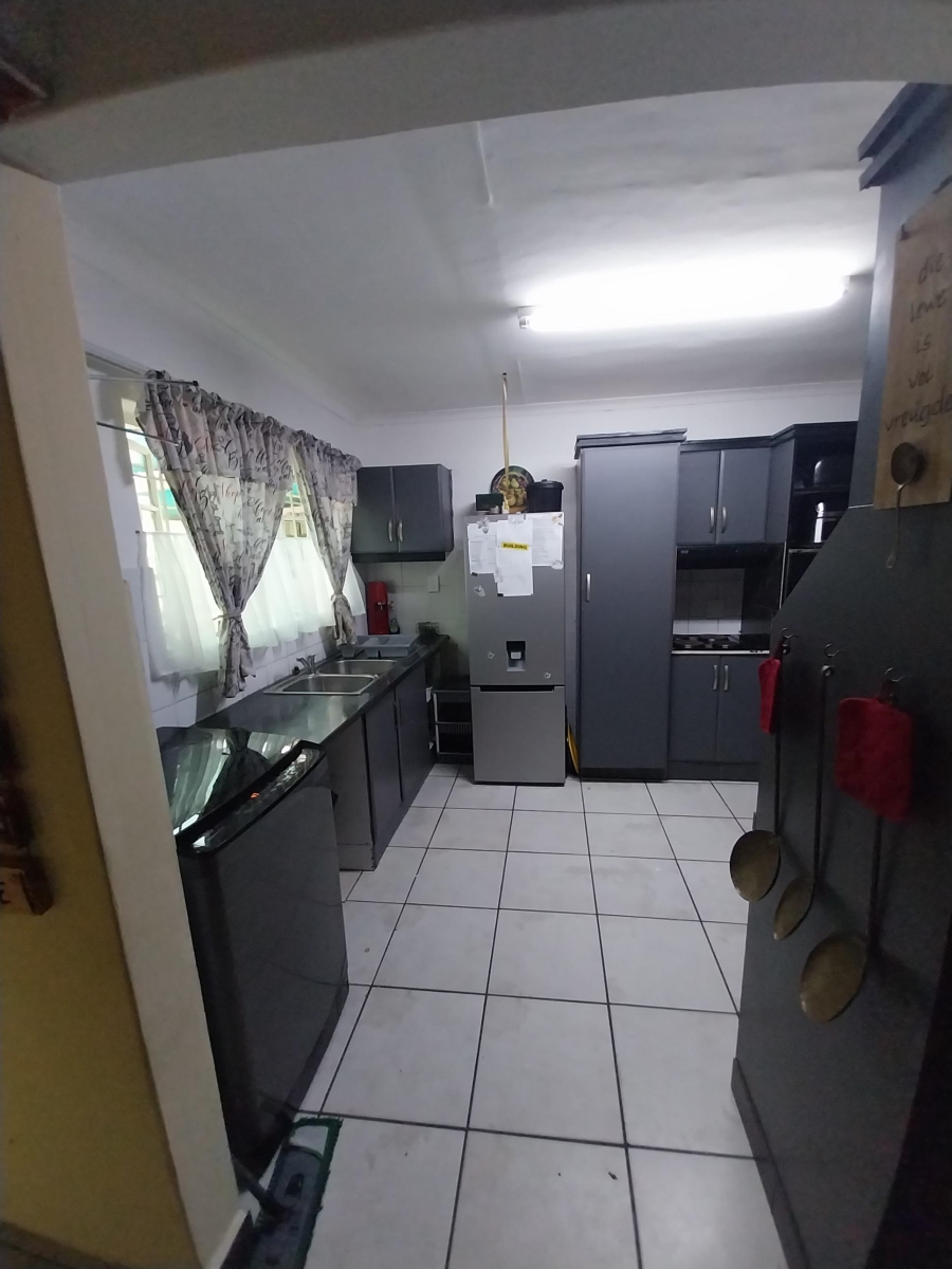 6 Bedroom Property for Sale in Uvongo KwaZulu-Natal