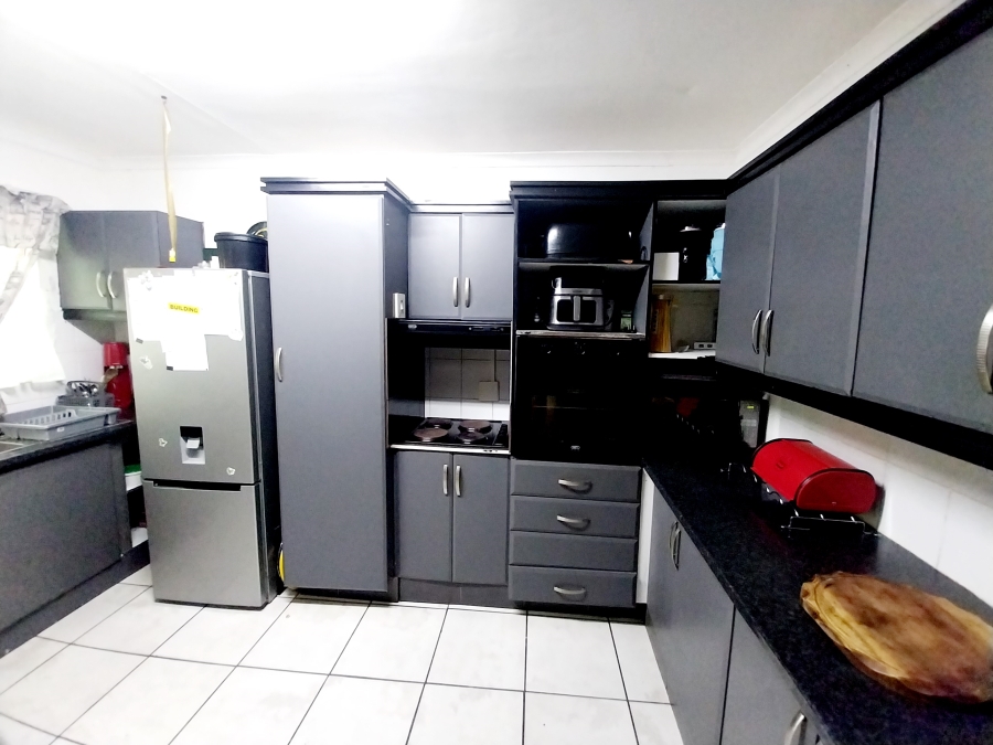 6 Bedroom Property for Sale in Uvongo KwaZulu-Natal