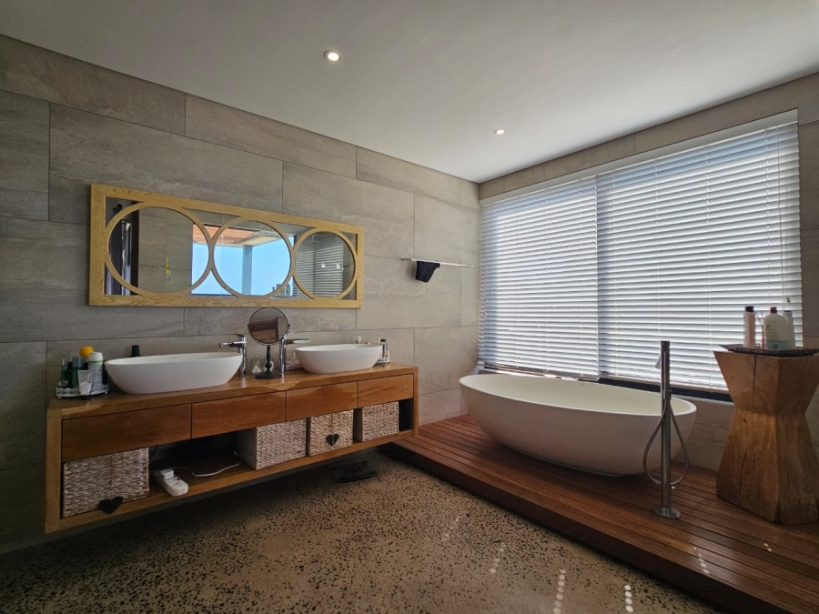 5 Bedroom Property for Sale in Salt Rock KwaZulu-Natal