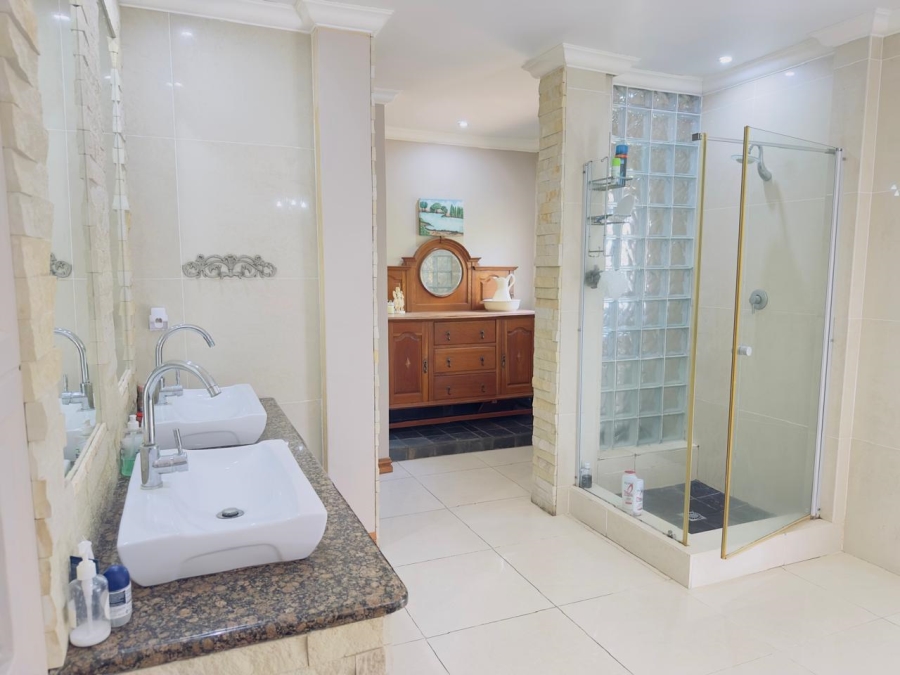 5 Bedroom Property for Sale in Meer En See KwaZulu-Natal