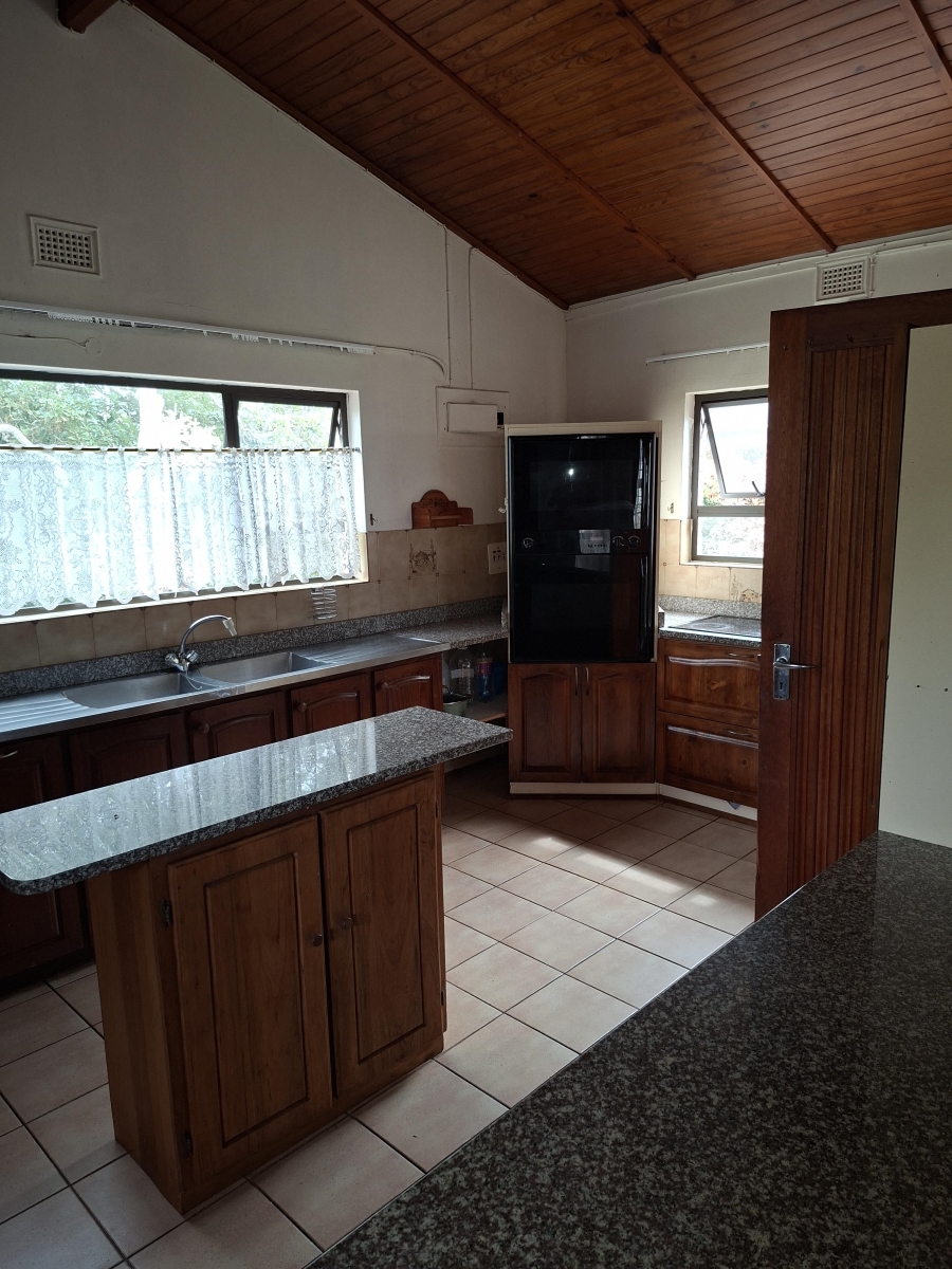 5 Bedroom Property for Sale in Uvongo KwaZulu-Natal