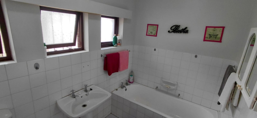6 Bedroom Property for Sale in Uvongo KwaZulu-Natal