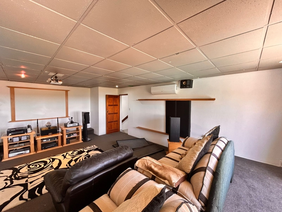 5 Bedroom Property for Sale in Meer En See KwaZulu-Natal