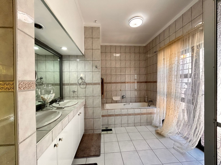 5 Bedroom Property for Sale in Meer En See KwaZulu-Natal