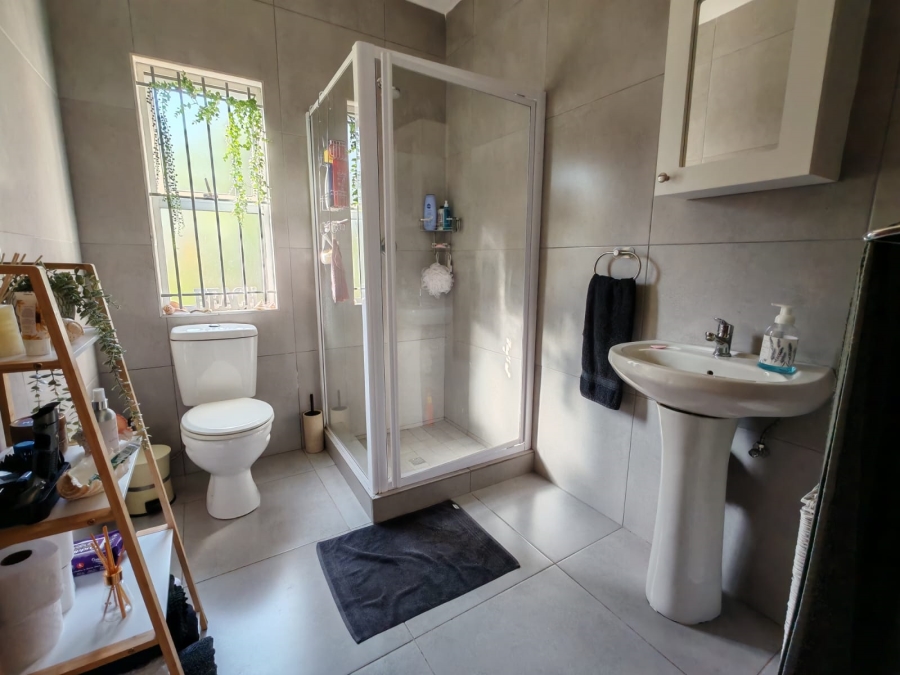 To Let 2 Bedroom Property for Rent in Kloof KwaZulu-Natal