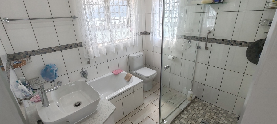 5 Bedroom Property for Sale in Manaba Beach KwaZulu-Natal