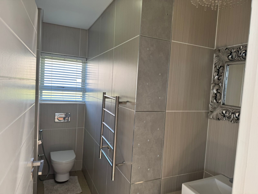 5 Bedroom Property for Sale in Tinley Manor KwaZulu-Natal