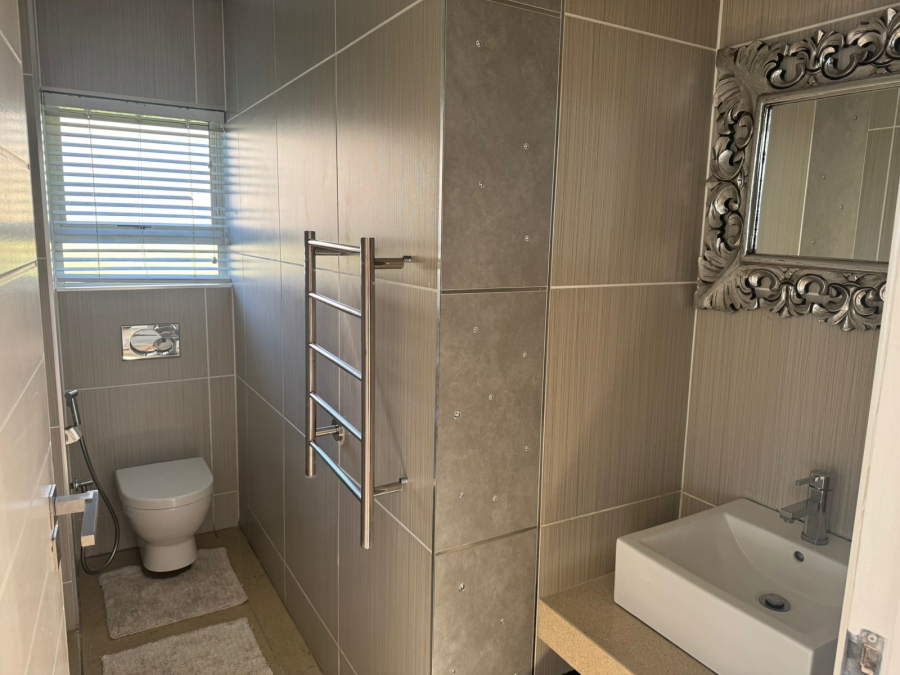 5 Bedroom Property for Sale in Tinley Manor KwaZulu-Natal