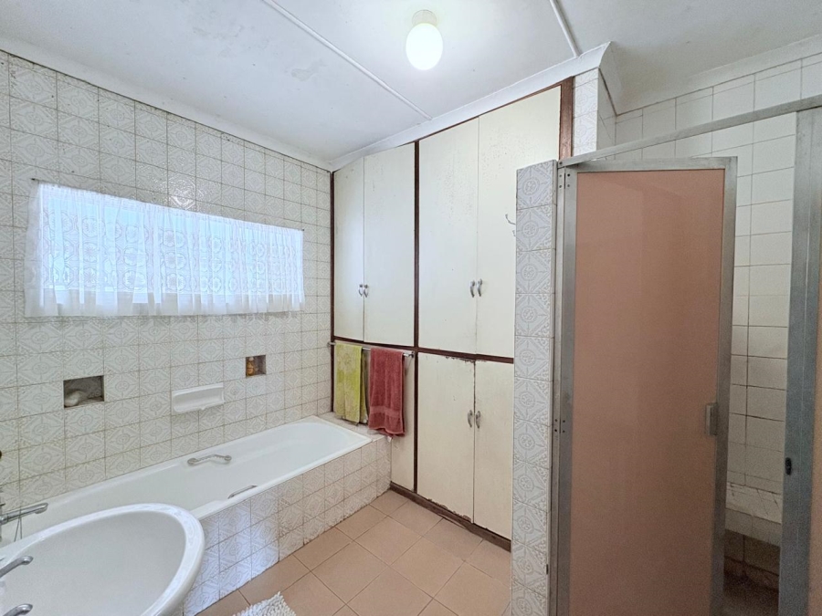 6 Bedroom Property for Sale in Leonard KwaZulu-Natal