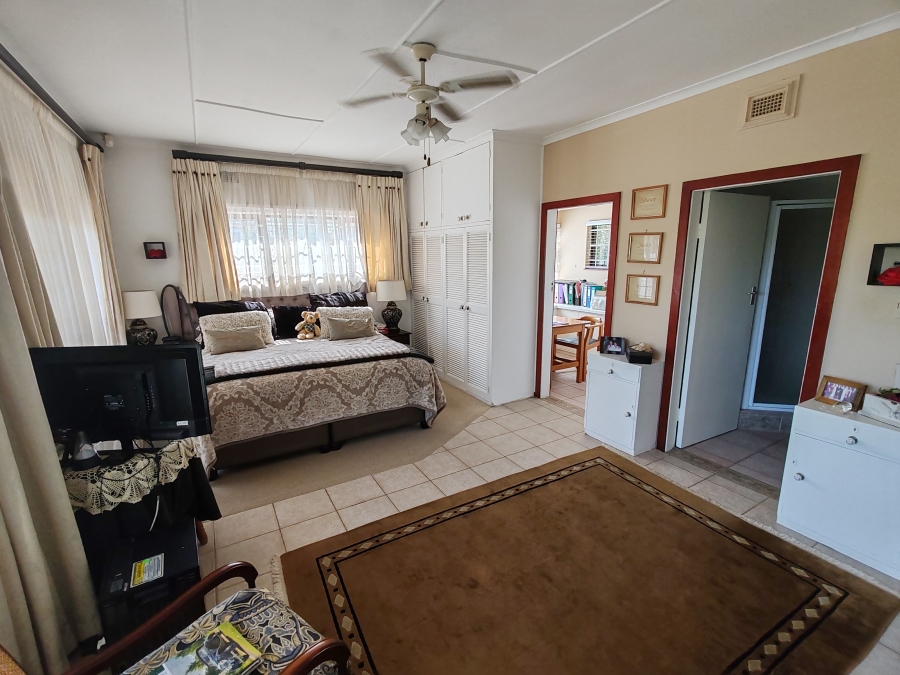 5 Bedroom Property for Sale in St Michaels On Sea KwaZulu-Natal