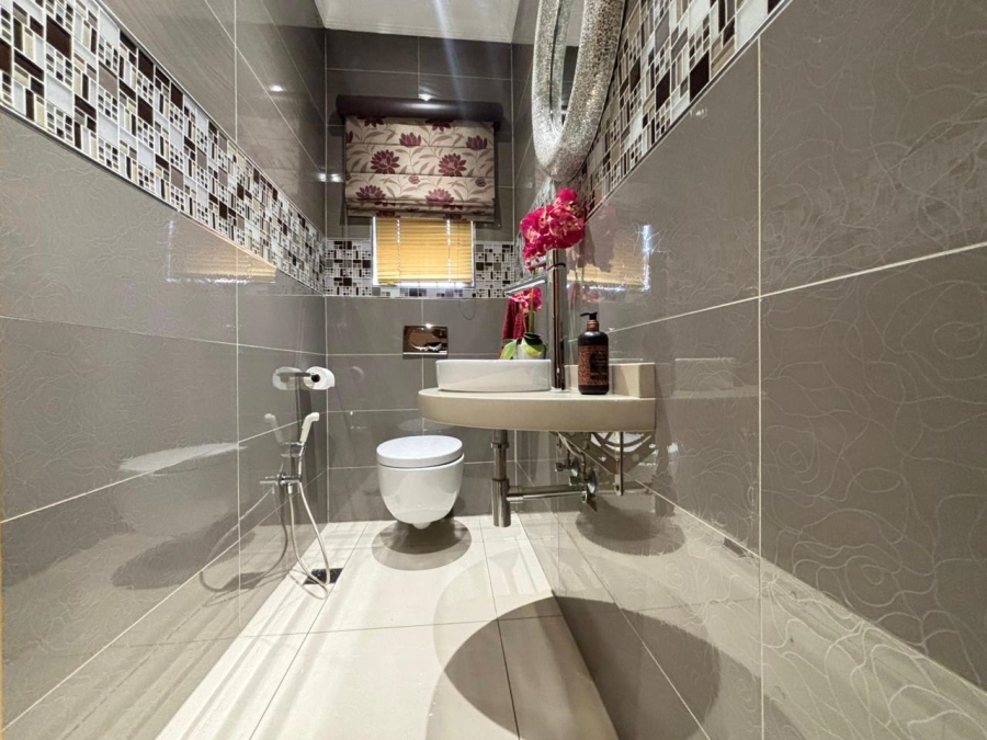 6 Bedroom Property for Sale in Reservoir Hills KwaZulu-Natal