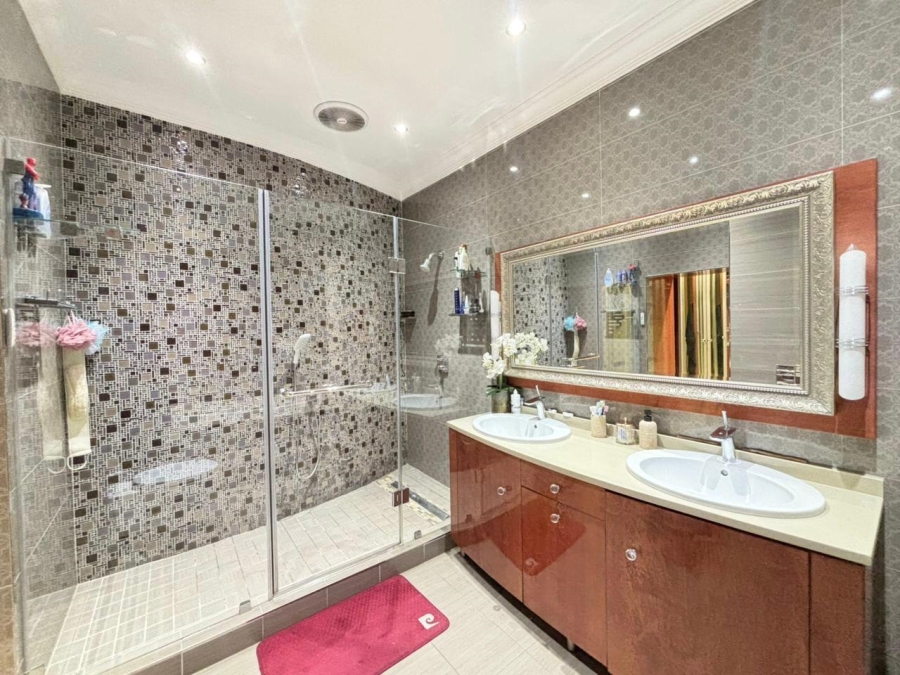 6 Bedroom Property for Sale in Reservoir Hills KwaZulu-Natal