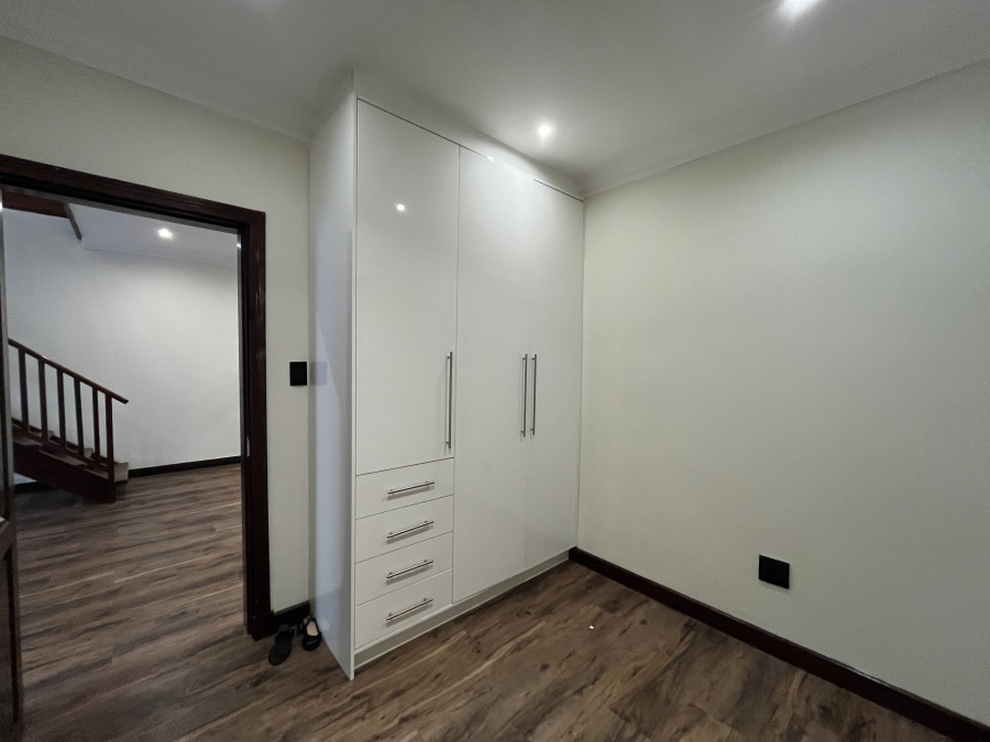 5 Bedroom Property for Sale in Grove End KwaZulu-Natal