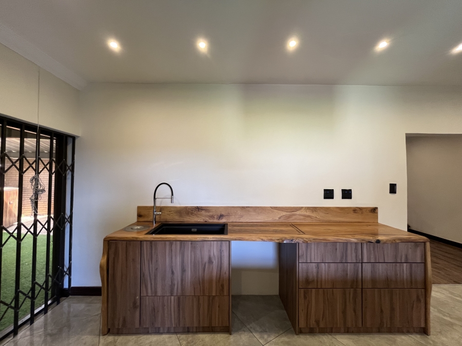 5 Bedroom Property for Sale in Grove End KwaZulu-Natal