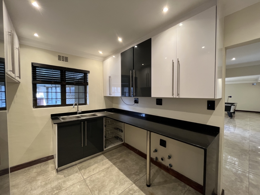 5 Bedroom Property for Sale in Grove End KwaZulu-Natal