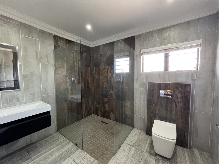 5 Bedroom Property for Sale in Grove End KwaZulu-Natal