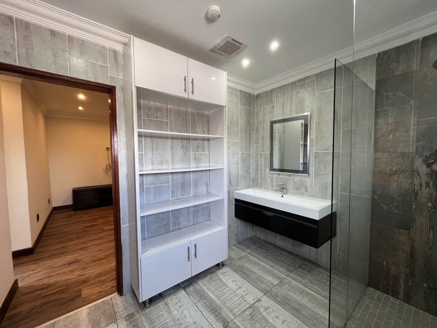 5 Bedroom Property for Sale in Grove End KwaZulu-Natal