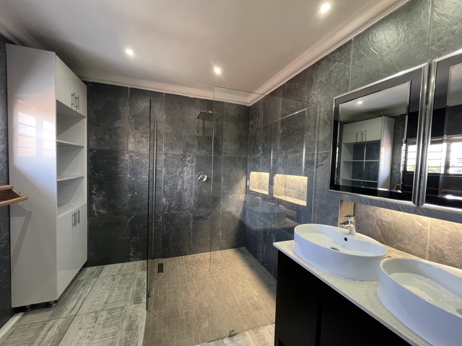 5 Bedroom Property for Sale in Grove End KwaZulu-Natal