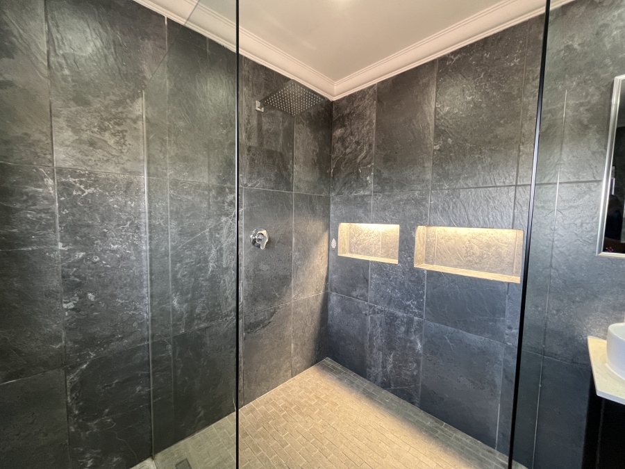 5 Bedroom Property for Sale in Grove End KwaZulu-Natal