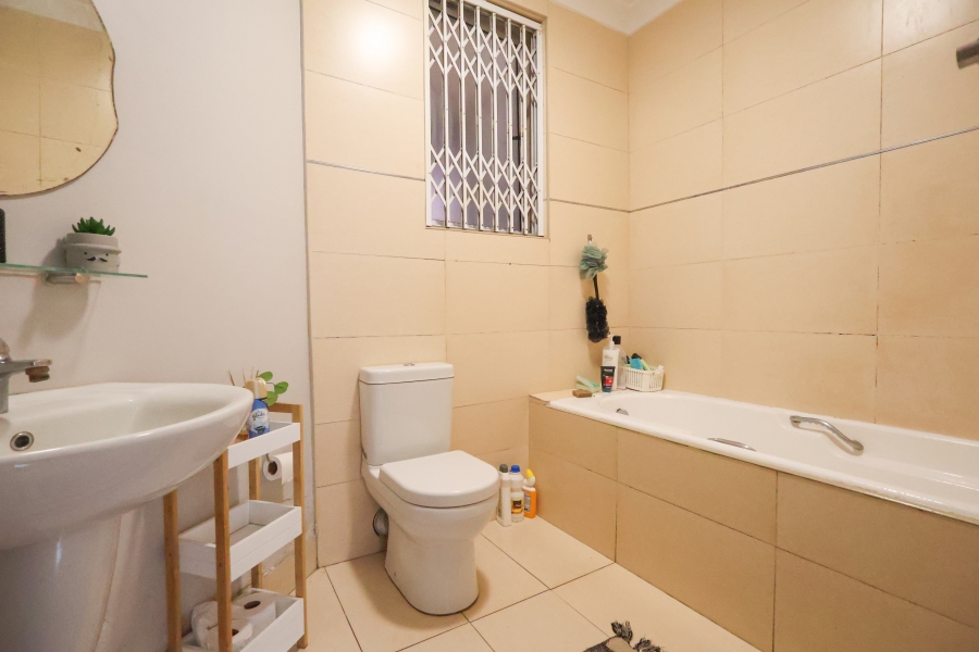 1 Bedroom Property for Sale in Essenwood KwaZulu-Natal