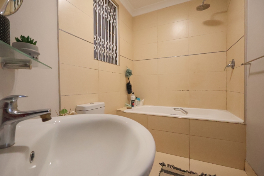 1 Bedroom Property for Sale in Essenwood KwaZulu-Natal