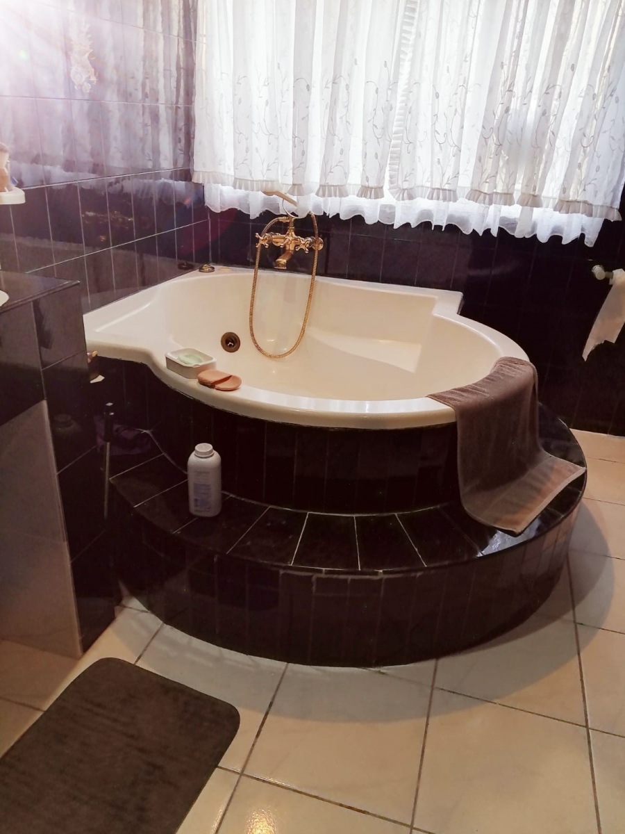 6 Bedroom Property for Sale in Umhlatuzana KwaZulu-Natal