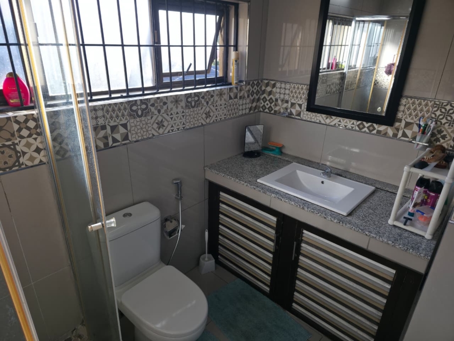 6 Bedroom Property for Sale in Amanzimtoti KwaZulu-Natal