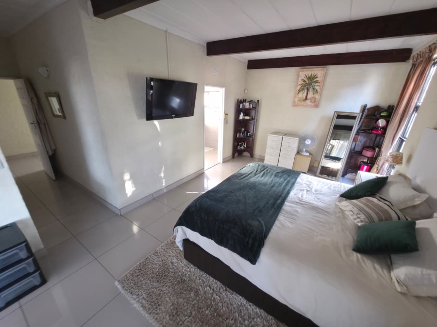6 Bedroom Property for Sale in Amanzimtoti KwaZulu-Natal