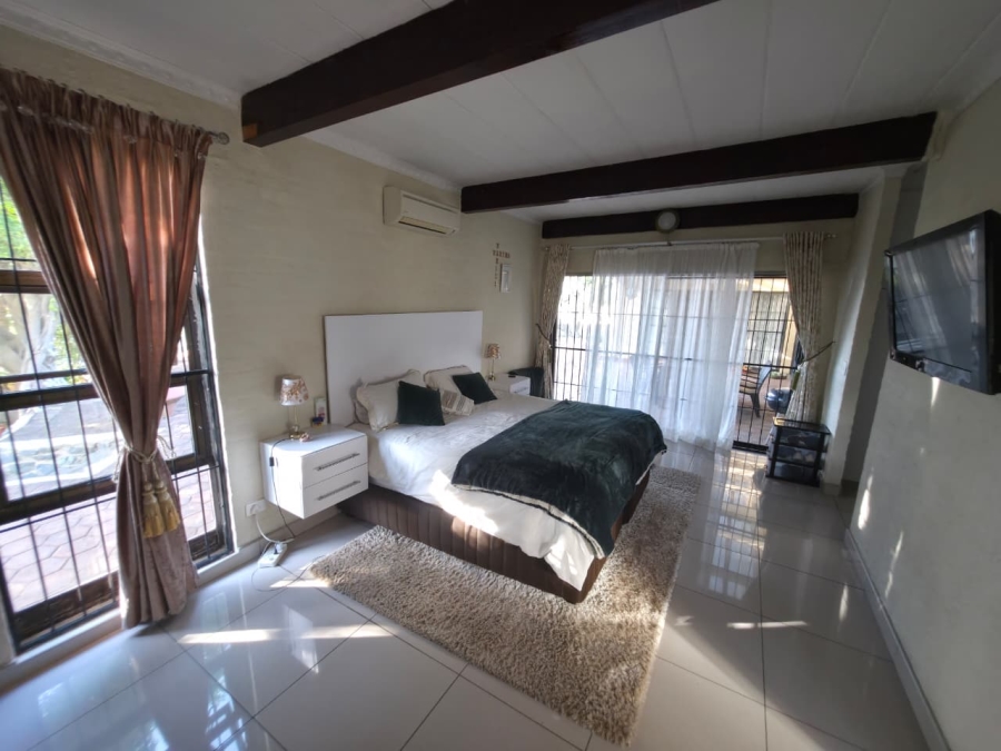6 Bedroom Property for Sale in Amanzimtoti KwaZulu-Natal