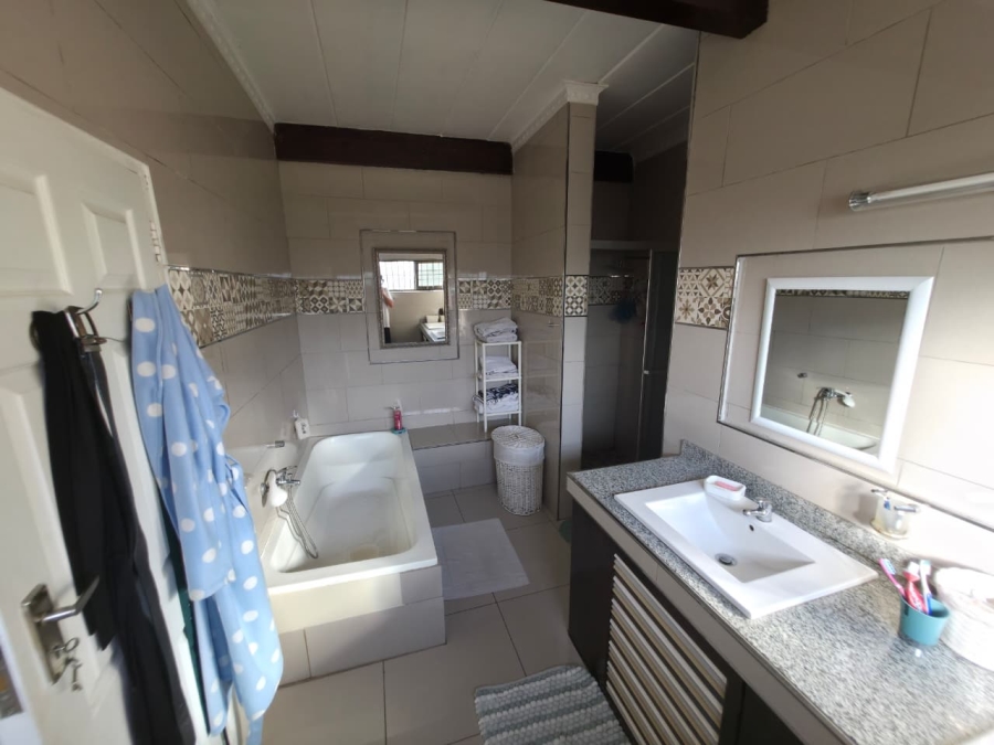 6 Bedroom Property for Sale in Amanzimtoti KwaZulu-Natal