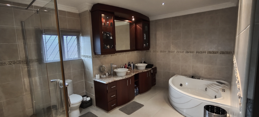 5 Bedroom Property for Sale in Cowies Hill KwaZulu-Natal
