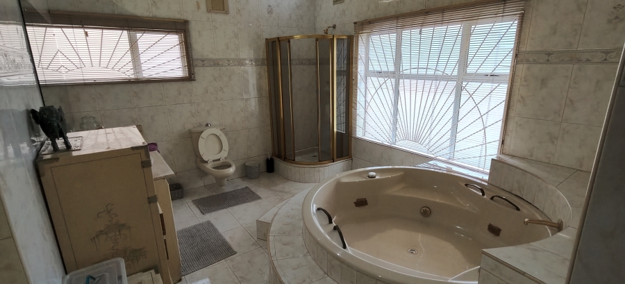5 Bedroom Property for Sale in Cowies Hill KwaZulu-Natal