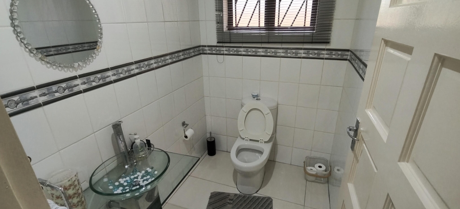 5 Bedroom Property for Sale in Cowies Hill KwaZulu-Natal
