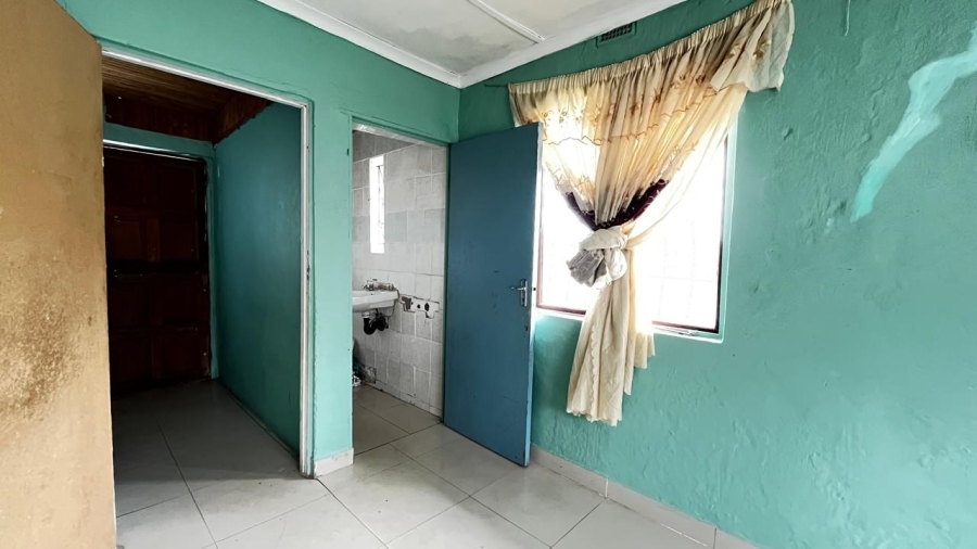 5 Bedroom Property for Sale in Umlazi BB KwaZulu-Natal