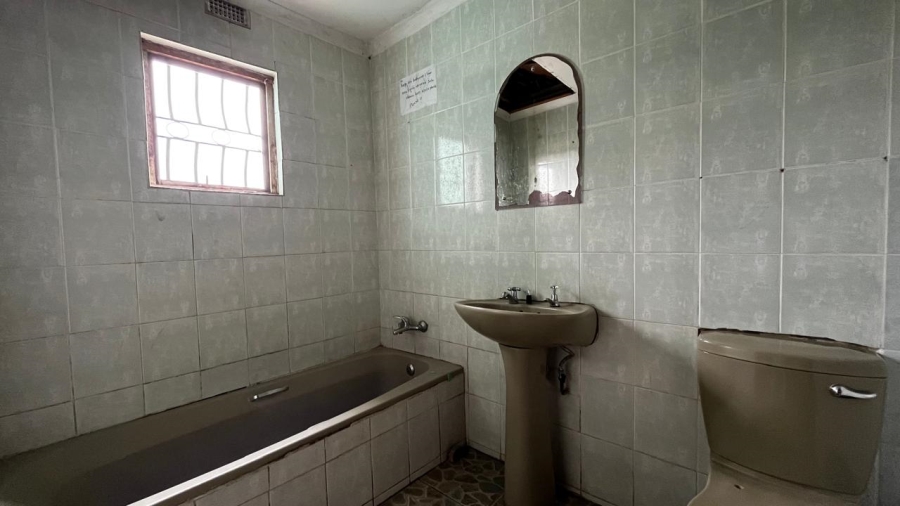 5 Bedroom Property for Sale in Umlazi BB KwaZulu-Natal