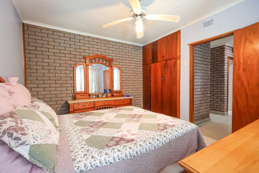 4 Bedroom Property for Sale in Amanzimtoti KwaZulu-Natal