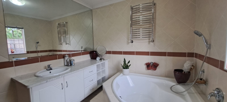 5 Bedroom Property for Sale in Manors KwaZulu-Natal