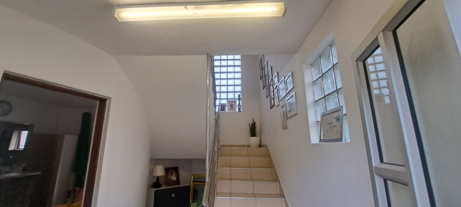 5 Bedroom Property for Sale in Manors KwaZulu-Natal
