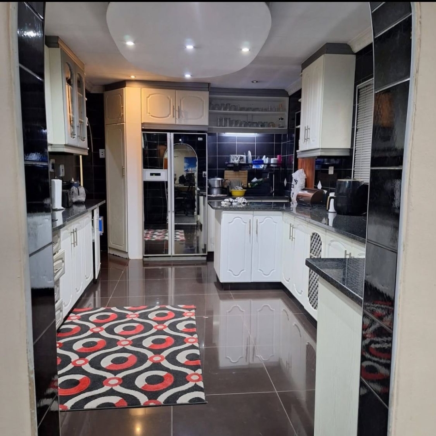 5 Bedroom Property for Sale in Copesville KwaZulu-Natal