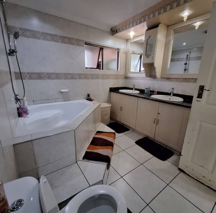5 Bedroom Property for Sale in Copesville KwaZulu-Natal