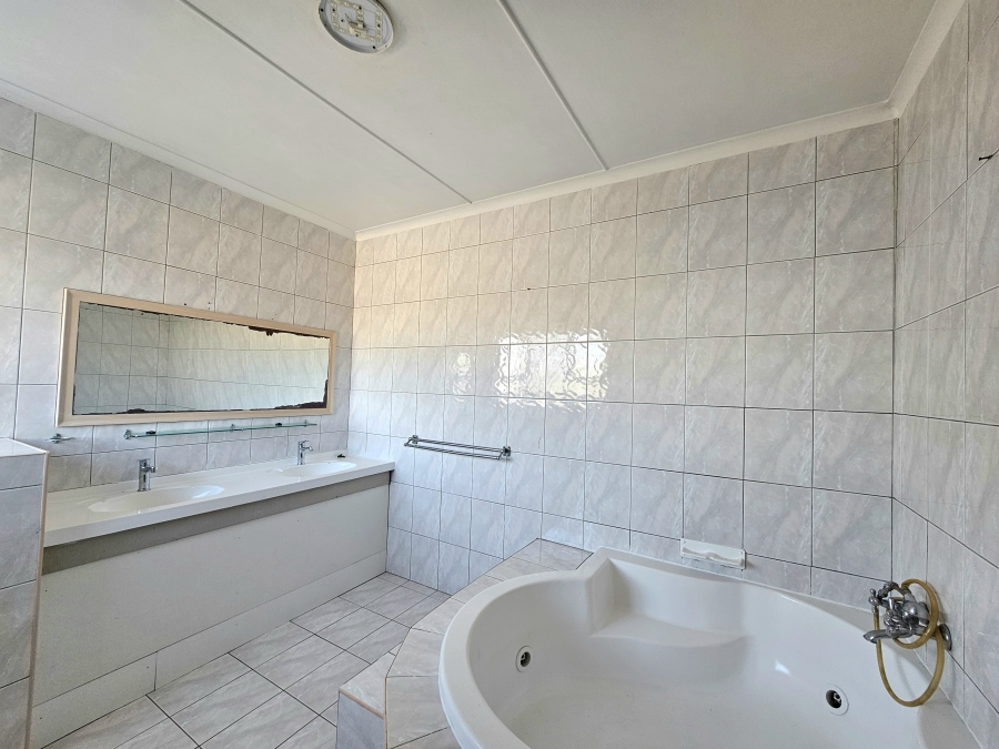 To Let 4 Bedroom Property for Rent in Brighton Beach KwaZulu-Natal