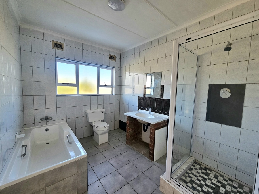 To Let 4 Bedroom Property for Rent in Brighton Beach KwaZulu-Natal
